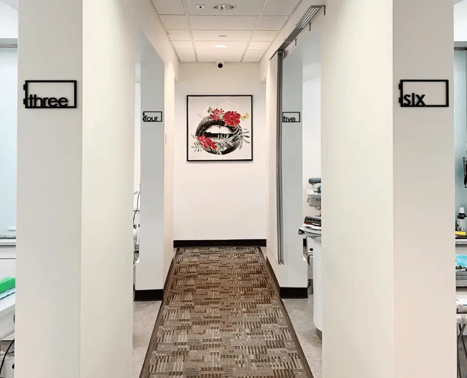 dentist-in-office-hallway-esthetics