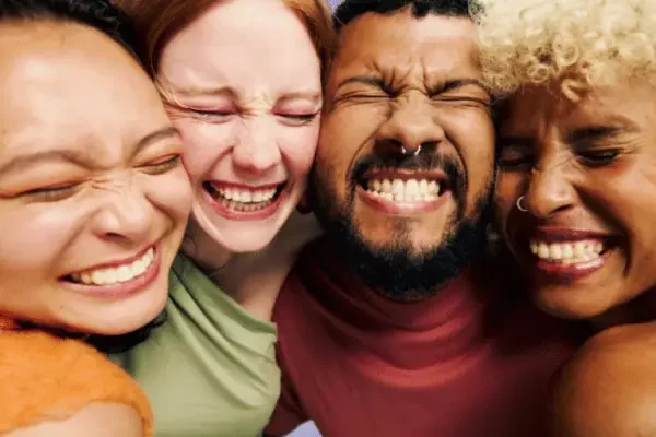 smiling-group-of-people-in-la